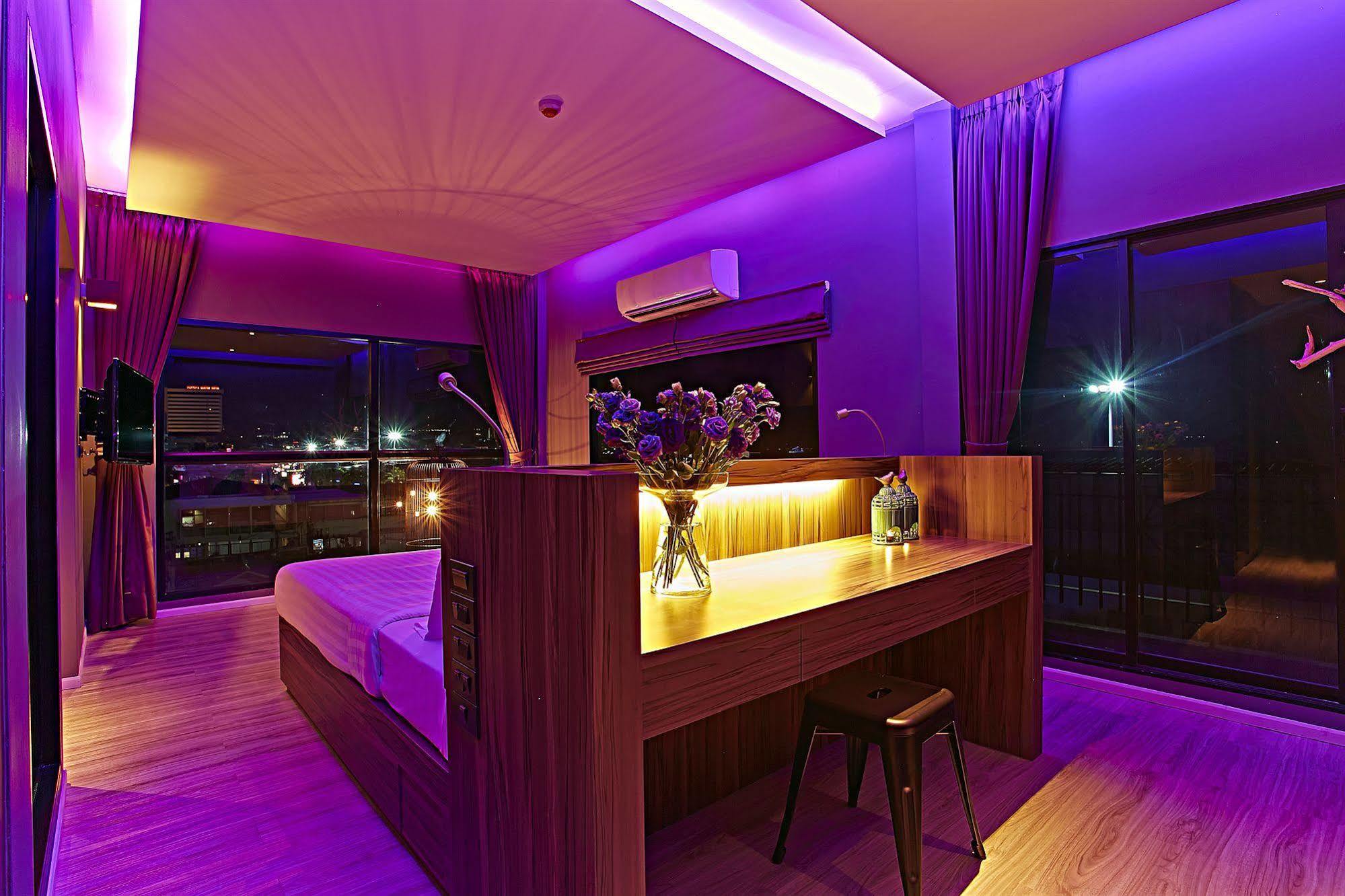 Hotel The Weekend Pattaya Esterno foto